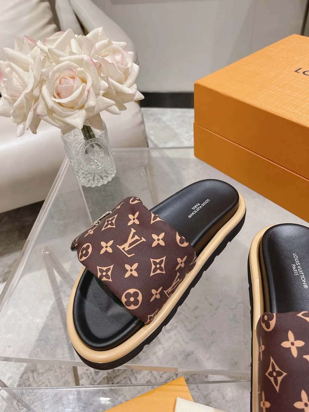 👟👟Ex-factory price 360👟👟 Lvjia brand | ²⁰²5 𝐬𝐬 💛2025 spring and summer latest popular Velcro series...Couple style thick-soled slippers, new rare products at the purchasing level💫 🍒This style is the favorite of celebrities🌟big internet celebrities. A simple and elegant sandal. A good style that you can't take your eyes off at a glance! The thick sole has the effect of increasing the height of the feet. It has the function of elongating the legs immediately. It is exquisite and low-key luxury✔️ No matter it is paired with skirts or trousers, it is super aura🛍 ━━━━━ ЅᏇєєt ━━━━━ ▪️Upper: LV old floral fabric ▪️Outsole: original molded outsole ▪️Shoe size: 35-45